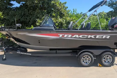 2026 Tracker Targa V-19 Combo