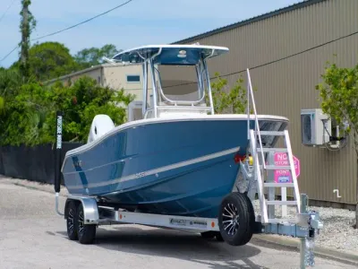 2027 Bulls Bay 255 Center Console
