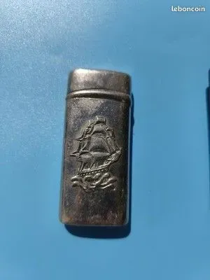 Ancien briquet publicitaire vintage gravé voilier, métal patiné, collection