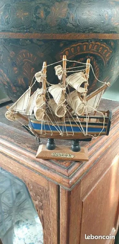 Bateau miniature ancien Endeavour voilier