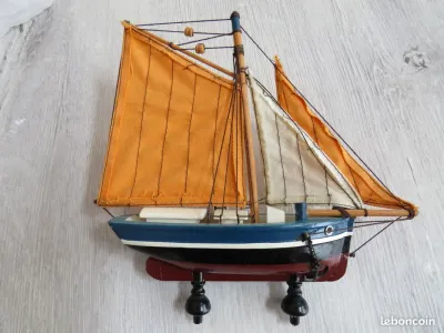 Bateau voilier bois sans le support