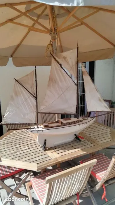 Bateau voilier de bassin