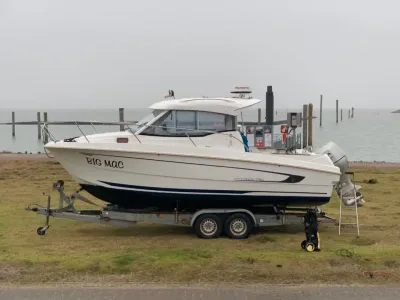 Beneteau Antares 750 Sportboot mit Außenborder