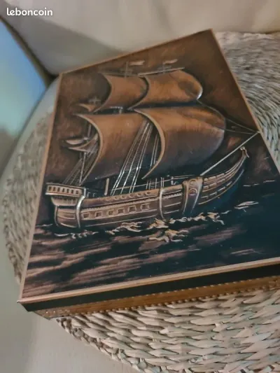 Boite metal vintage voilier en relief
