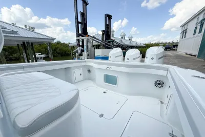 Boston Whaler 360 Outrage 2023