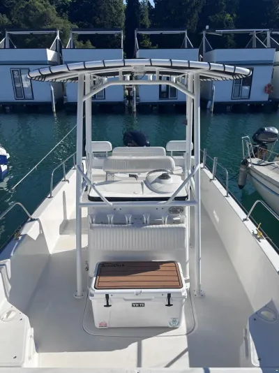 Boston Whaler Montauk 210