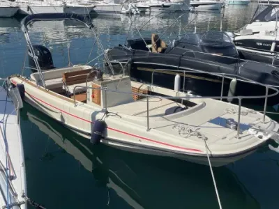 Boston Whaler Outrage 21