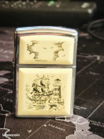 Briquet Zippo Vintage Scrimshaw « Voilier & Phare » (1995)