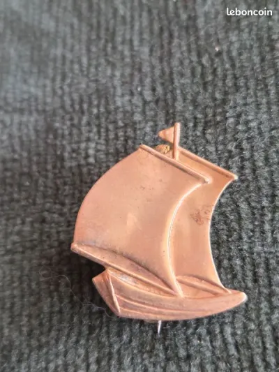 Broche petit voilier en feuille de cuivre