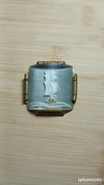 Broche vintage en lucite, inclusion voilier, monture en laiton