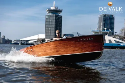 CHRIS-CRAFT BARRELBACK SPIN-OFF motor yacht for sale