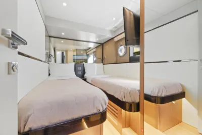 Cruisers Yachts 415 Express Motoryacht 2011