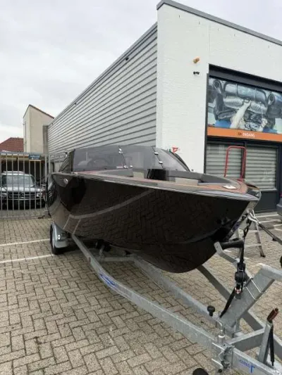 Flying Shark 5.7 Bowrider