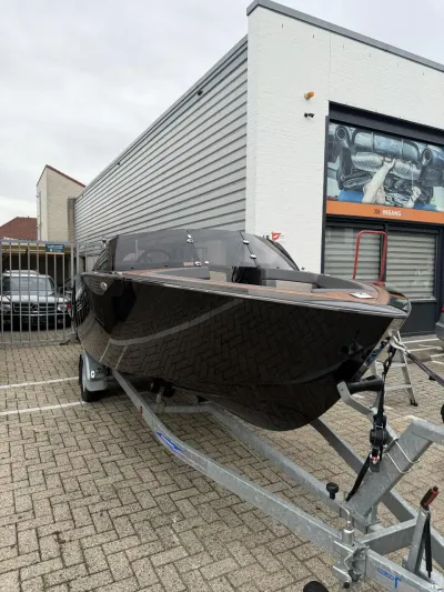 Flying Shark 5.7 Bowrider