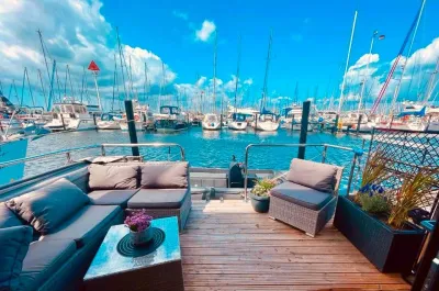 Hausboot mit Motorboot, Ostsee, Heiligenhafen, Meerblick
