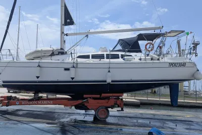 Hunter 39 2009 Cruising Yacht