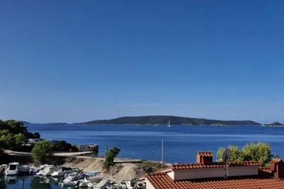 Kroatien, Insel Ciovo: Haus mit Bootsanlegestelle nahe dem Meer - Immobilie H3934