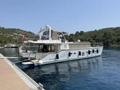 KSS Schwarzer Motorkatamaran