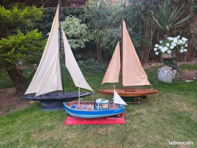 Lot de 3 bateaux - 2 grands voiliers, 1 chalutier