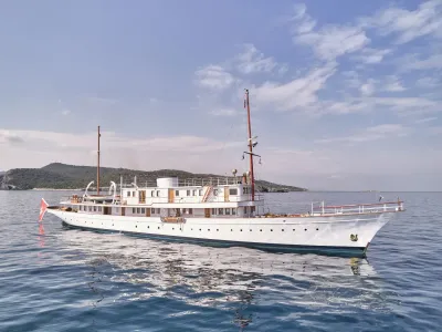 MADIZ | Luxury Motor Yacht for Sale | C&N