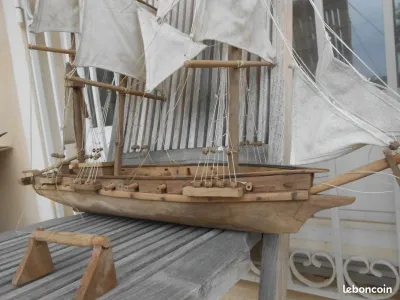 Maquette de voilier en bois massif