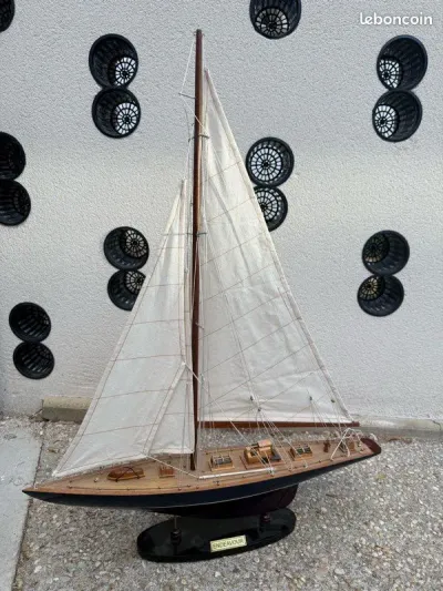 Maquette de voilier Endeavour en bois – Grand modèle – Très bon état