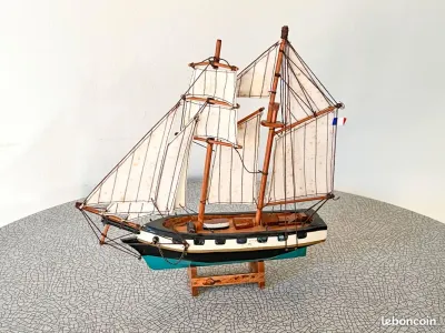 Maquette voilier bois, très bon état
