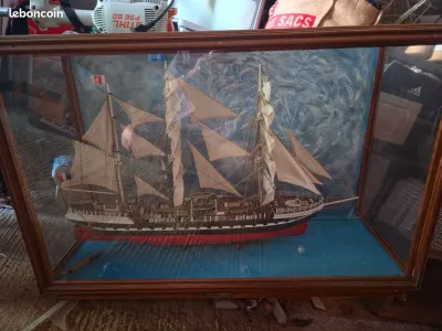 Maquette voilier dans sa vitrine