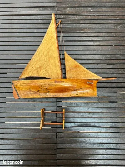 Maquette voilier en bois Mogate – bateau décoratif artisanal – 42 cm