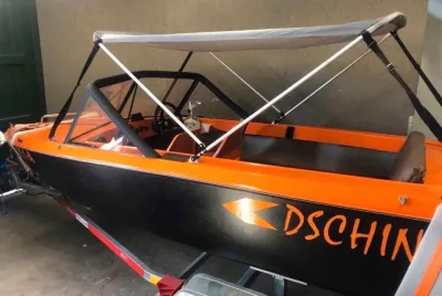 Motorboot mit Außenbordmotor RESTAURIERT mit neuem Trailer