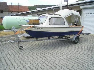 Motorboot mit Bootshänger