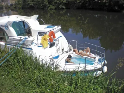 Nicols Yacht POOL 1