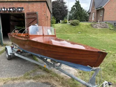 Oldtimer Holzboot mit Elektromotor