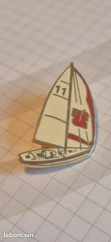 Pin's Caisse d'épargne ⛵️ voilier 11 siglé BERNAUDY