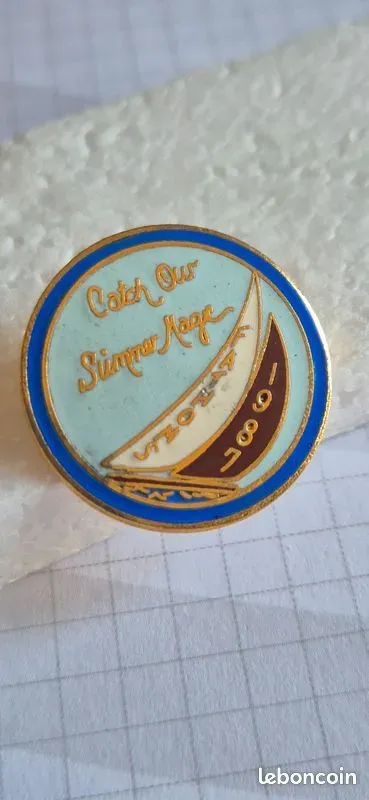 Pin's CATCH OU SUMMER MAGE 1987 FATHOMS voilier ⛵️