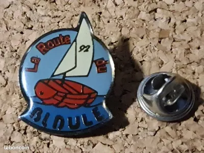 Pin's époxy LA ROUTE DU BIDULE 92 - BATEAU, VOILIER (D321) - RARE -