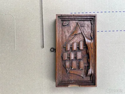: Plaque sculptée bois vintage Voilier - Datée 1940 Saint-Lô - Art Populaire