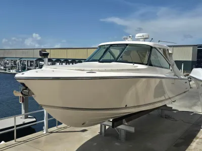 Pursuit DC 325 Dual Console 2017