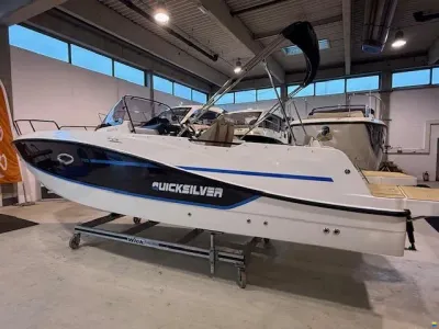 Quicksilver 755 Sundeck , Saisonschlussverkauf