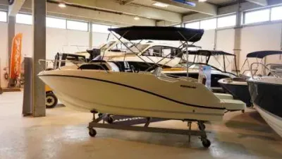 Quicksilver Activ 555 Cabin
