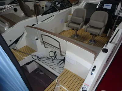 Quicksilver Activ 555 Cabin