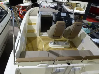 Quicksilver Activ 675 Sundeck