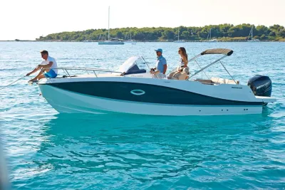 Quicksilver Activ 755 Sundeck und Trailer