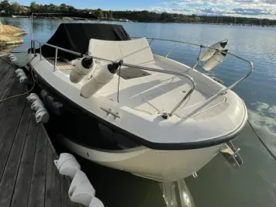 Quicksilver Activ 875 Sundeck