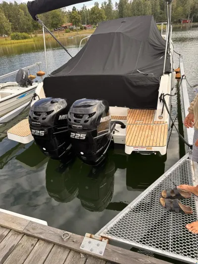 Quicksilver Activ 875 Sundeck