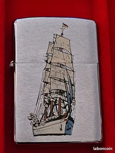 Rare briquet Zippo de 1997 orné d'un voilier