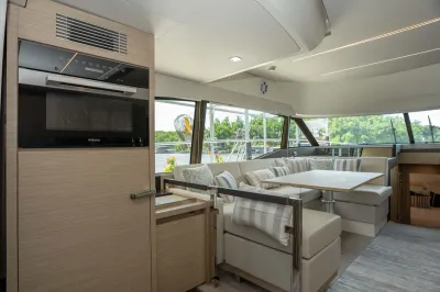 Riviera 5600 Sport Yacht Platinum Edition 2027