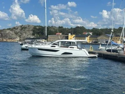 Sealine C330