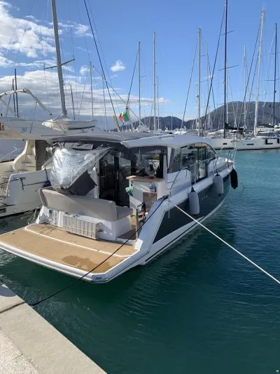 Sealine C330