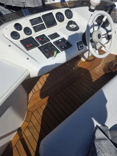 Sealine F33